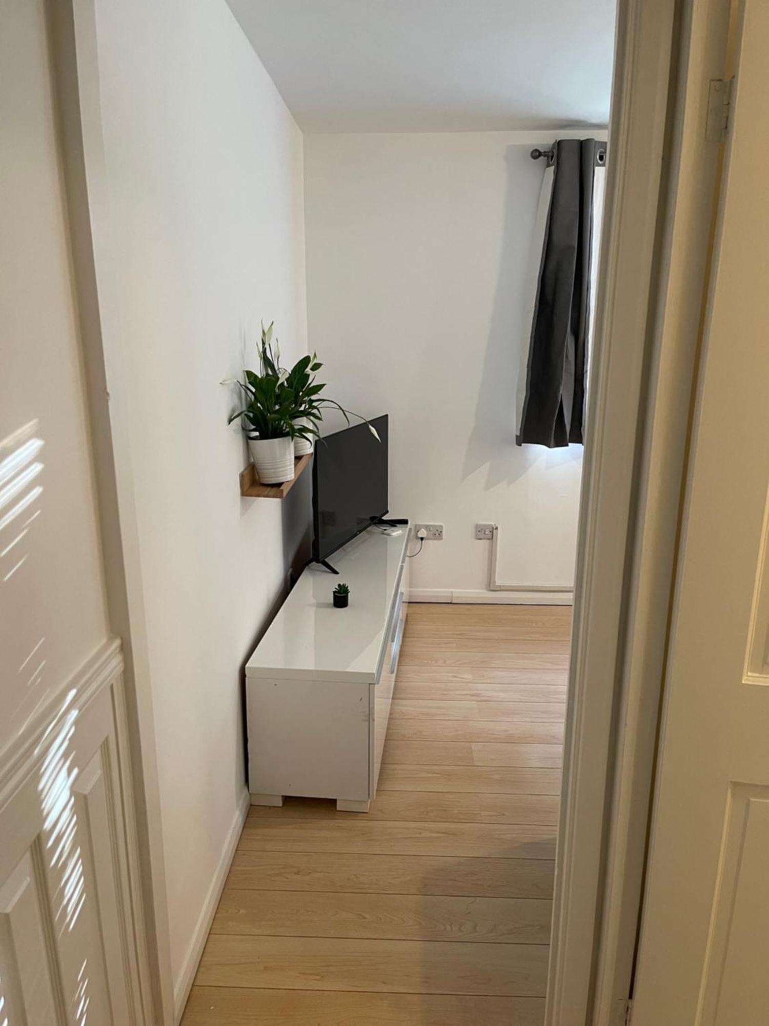 Cosy Flat Behind A Creekbeach In Grays Exterior photo